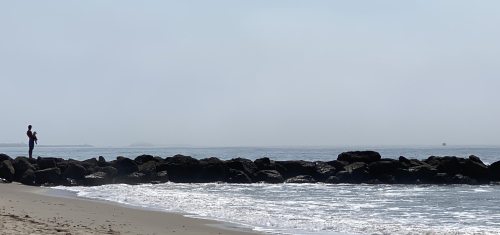 Man w child looking at sea dup