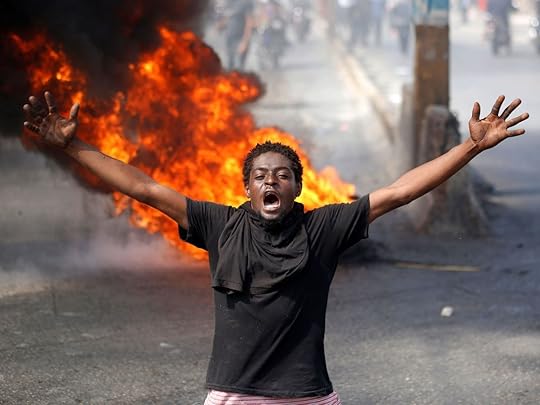 Foto: Un manfiestante grita frente a una barricada en llamas durante las protestas contra el presidente Jovenel Moïse en Puerto Príncipe, la capital haitiana. (Foto: Reuters)