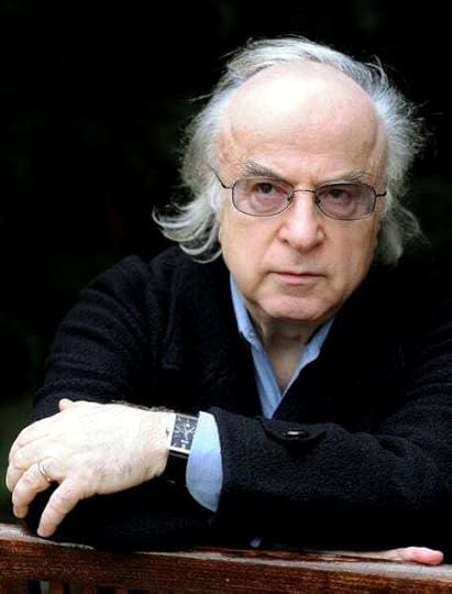 Ar putea fi o imagine cu 1 persoană şi ochelari de vedere