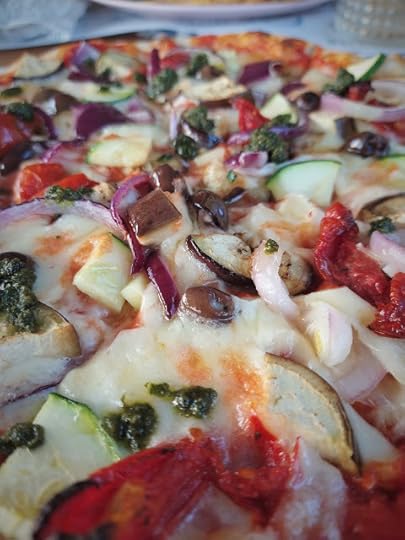 Pizza vegetariana pe drum