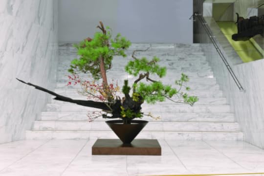 An arrangement in the rikka shinputai style by forty-fifth headmaster Ikenobō San’ei for a ceremony celebrating the fiftieth anniversary of the Agency of Cultural Affairs. (Courtesy Ikenobō Kadōkai)