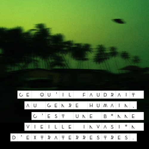 Image d’une soucoupe volante dans un ciel de nuit vert avec ce texte: «Ce qu’il faudrait au genre humain, c’est une bonne vieille invasion d’extraterrestres.»