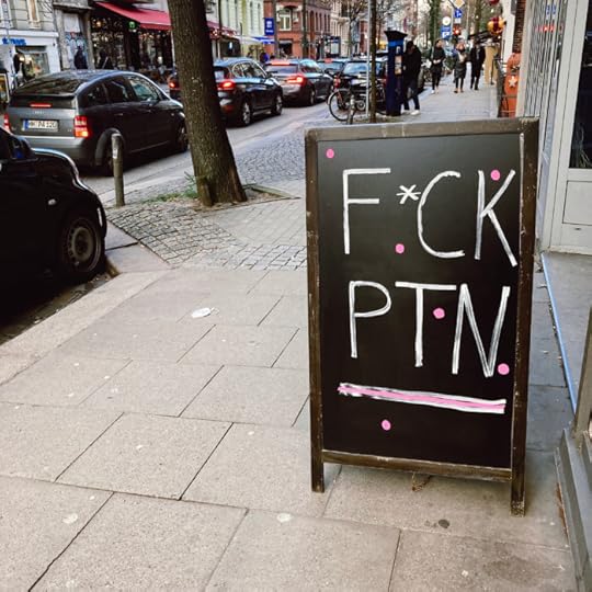 Auf einem Schild vor einem laden steht Fuck P*T*N