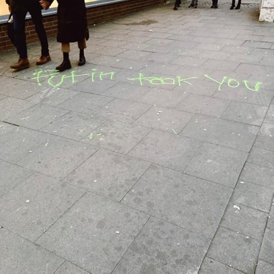 Sprühschrift auf dem Fußweg: Putin fuck you