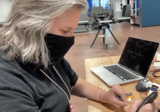 Salute a Woman Maker