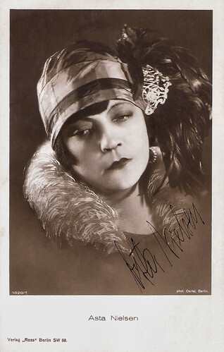 Asta Nielsen in Die freudlose gasse (1925)