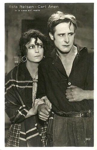 Asta Nielsen and Carl Auen in Das Haus am Meer