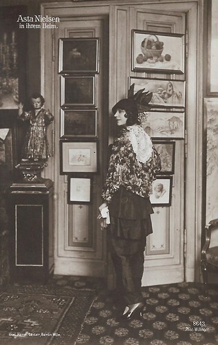 Asta Nielsen at home