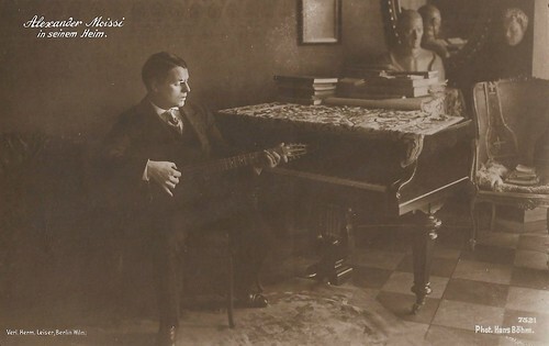Alexander Moissi in seinem Heim (at home)
