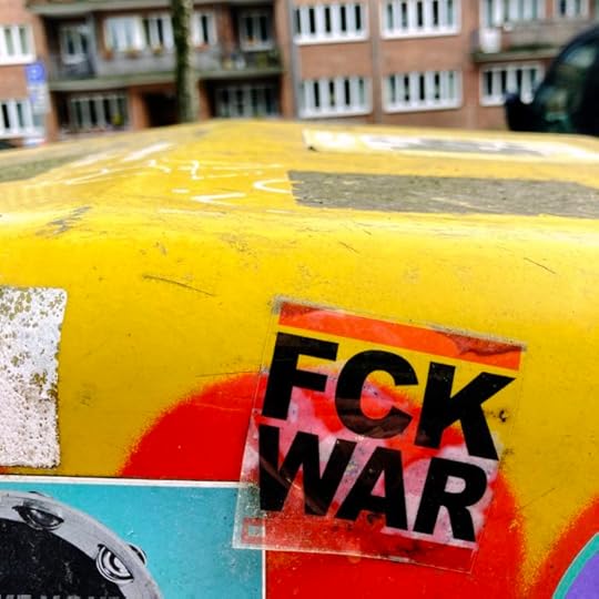 Ein Aufkleber auf einem Briefkasten: FCK WAR