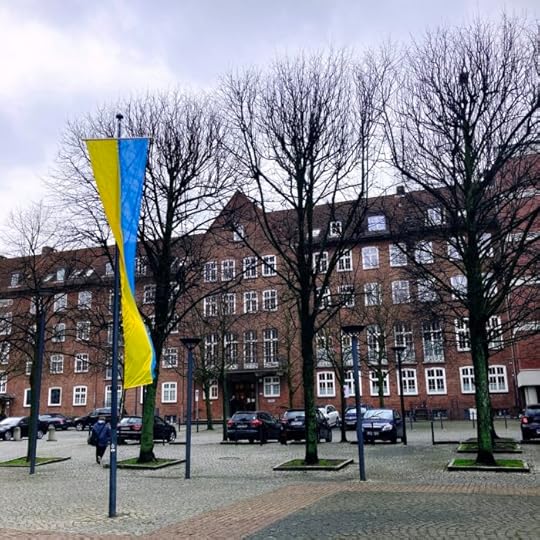 Eine ukrainische Flagge hängt vor einem katholischen Altenheim in Hamburg Sankt Georg