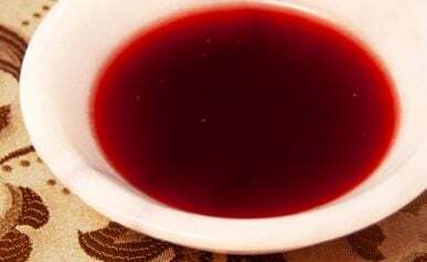 A bowl of fig syrup.