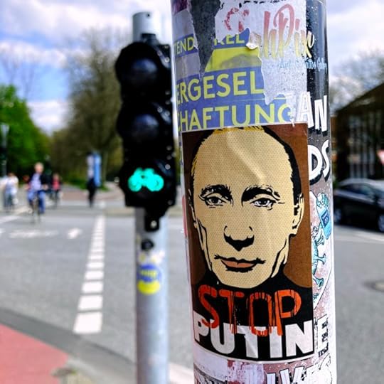 Ein Aufkleber an einer Ampel: Stop Putin