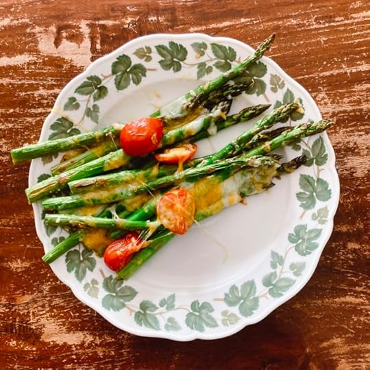 Überbackener grüner Spargel