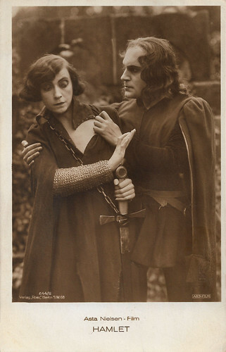 Asta Nielsen and Heinz Stieda in Hamlet (1921)