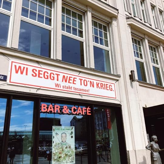 Ein Schriftzug am Ohnsorg-Theater: Wi seggt nee ton Krieg