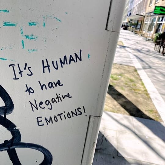 Ein Schriftzug auf einem Stromkasten. 