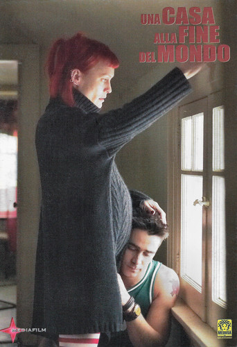 Robin Wright Penn and Colin Farrell in A Home at the End of the World (2004)