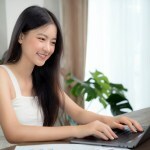 cewek cantik mengetik di laptop