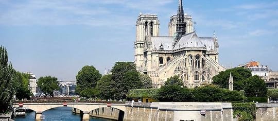 The Ile de la Cité still hides some remnants of the past, such as the narrow rue des Chantres that gives an idea of the ancient interlacing of the Medieval alleys that once crossed it.