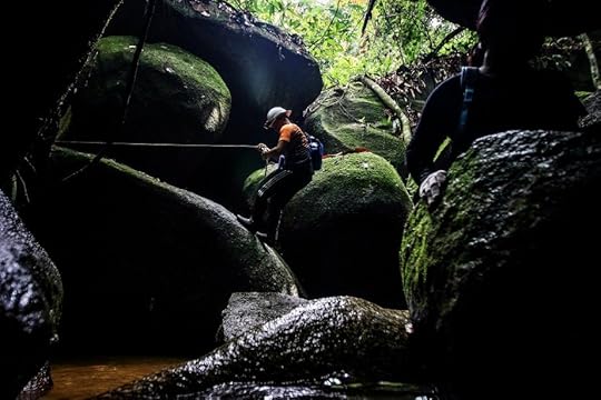 Suasana dalam Gua Batu Maloi Negeri Sembilan yang sempit dan gelap