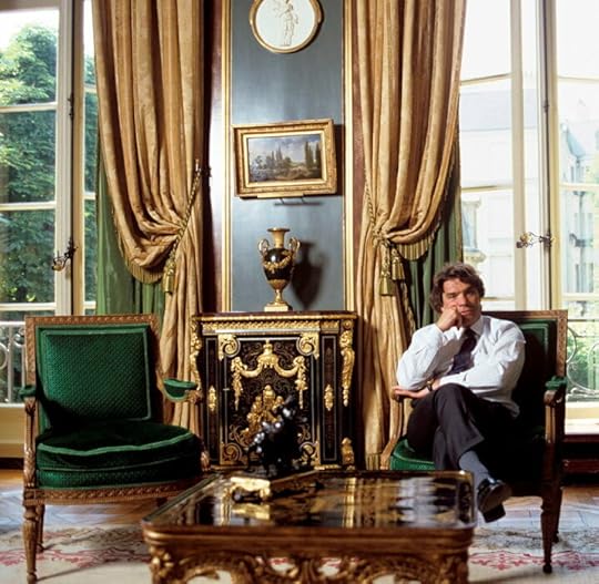 Like a prince in his house: Bernard Tapie in his private mansion in Paris, in 1990, sits in one of the four large “Queen’s armchairs” in the Louis XVI style (lot 158).