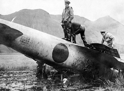 US military personnel inspecting the “Akutan Zero” wreck, Akutan Island, US Territory of Alaska, 11 Jul 1942 (US Navy photo)