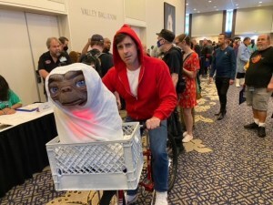 E.T. and Elliott Cosplayer
