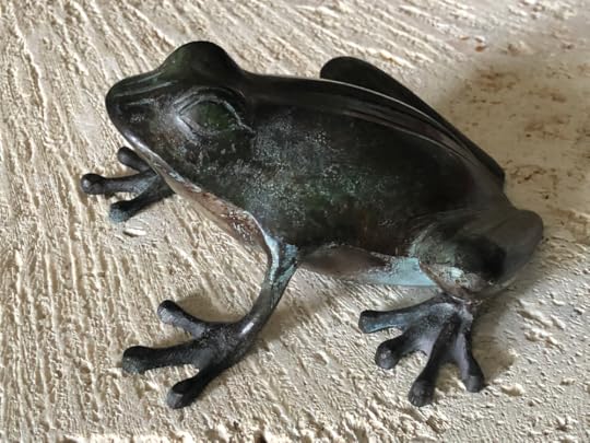 Dark bronze statue of a tree frog