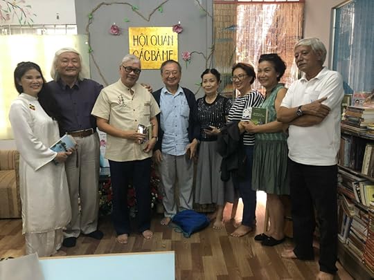 Bác sĩ Đỗ Hồng Ngọc - nhà thơ Đỗ Nghê trong vòng tay bạn bè, người hâm mộ