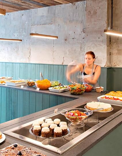 Square quiches, large salads, scones and carrot cake: an unchanged recipe.