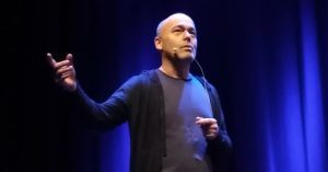 Peter Øvig i Skanderborg Kulturhus til et af efterårets sidste foredrag, fanget af én fra publikum. Nu glæder han sig til en ny runde i foråret. (Foto: Grethe Fyrstenberg)