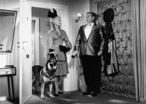 Marika Rökk and Günther Philipp in Hochzeitsnacht im Paradies (1962)