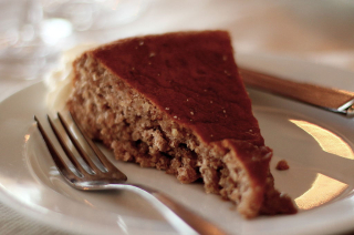 1024px-Heavenly_walnut_cake_(5838025742)