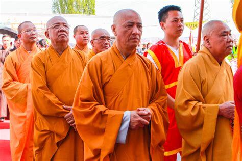 Buddhism Practiced by the Vietnamese Minority in the Czech Republic: An Interesting Case of ...