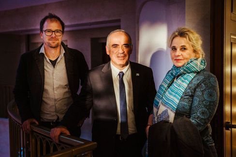 Kasparov on Sept. 26, 2022 with DER SPIEGEL reporters Christian Esch and Susanne Koelbl in Berlin's Hotel Adlon.