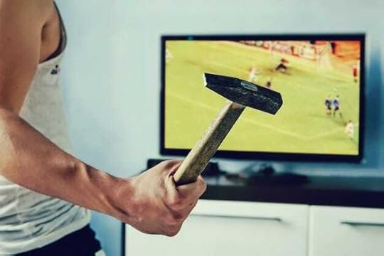 El hombre quiere romper la televisión. el tipo golpeó la pantalla con un martillo.