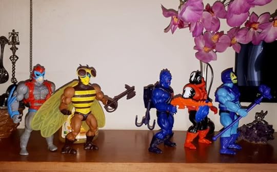 Skeletor, Stinkor and Webstor retreat, while Stratos and Buzz-Off protect the honey.