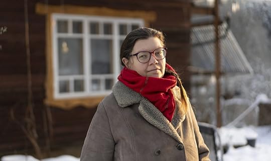 KANAD ÄREVIL: Kütioru taluperenaine Kati Taal kuuleb õppuste päevadel kumedaid mütsakaid, mis paneb aknaklaasid klirisema. Isegi kanad on seetõttu ärevil.