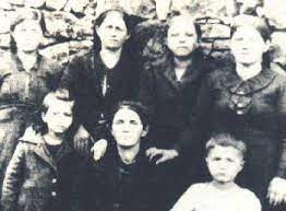 Κάτω στο μέσο η Ελένη, δεξιά ο μικρός Νικόλας και αριστερά μια από τις αδερφές του