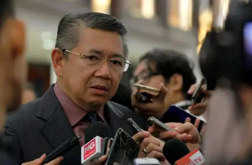 Bantuan Kerajaan Pengeluaran Khas KWSP 2.0 Bersasar ~ Berita Baik Untuk Semua Pencarum Admin Kerjayaby Admin KerjayaJanuari 27, 2023 Pengeluaran Khas KWSP 2.0 Bersasar ~ Berit Baik Untuk Semua Pencarum KUALA LUMPUR : Lebih 300,000 pencarum Kumpulan Wang Simpanan Pekerja (KWSP) mungkin boleh menarik nafas lega selepas isu tuntutan yang disuarakan oleh rakyat menerusi beberapa pertubuhan bukan kerajaan (NGO) akan diketengahkan dalam mesyuarat kabinet, hari ini. Perkara itu diumumkan Presiden Pertubuhan Gagasan Inovasi Rakyat Malaysia (PGIRM) Azmi Mohd Tahir apabila beliau dimaklumkan oleh Menteri Perdagangan Dalam Negeri dan Kos Sara Hidup, Datuk Seri Salahuddin Ayub berkaitan perkara tersebut pada 18 Januari 2023. Info Terkini Pengeluaran Khas KWSP – Perdana Menteri Menurut Presiden PGIRM, Azmi mendakwa, Perdana Menteri Datuk Seri Anwar Ibrahim tidak menolak tuntutan yang disuarakan PGIRM dan beberapa NGO lain, namun beliau hanya bimbang tentang baki simpanan segelintir pencarum yang terlalu sedikit. “Baru sebentar tadi saya menerima panggilan daripada Menteri (Salahuddin) yang menyatakan bahawa PM (Anwar Ibrahim) tidak menolak cuma bimbangkan tentang simpanan segelintir pencarum yang sangat sedikit. “Sehubungan itu, beliau memaklumkan bahawa esok akan diadakan mesyuarat kabinet bagi membincangkan isu Tuntutan Pengeluaran Khas KWSP 2.0 Bersasar.