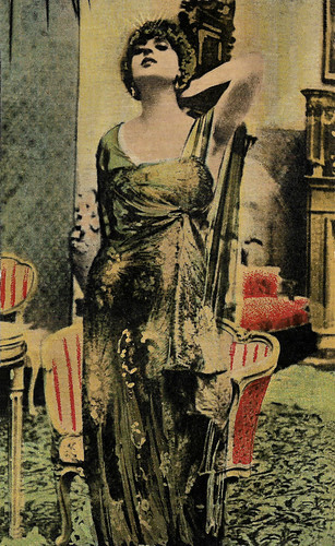 Pina Menichelli in La passaggera (1918)