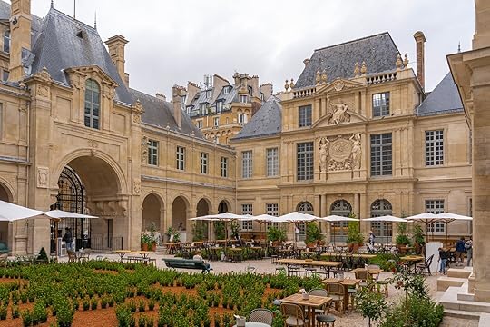 Paris museums: inner courtyard of the Musée Carnavalet in Paris
