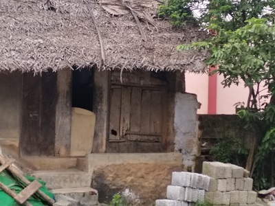 பள்ளி முகப்பில் இருந்த கடை. கல்கோனா மிட்டாய் இங்கே பிரபலம்