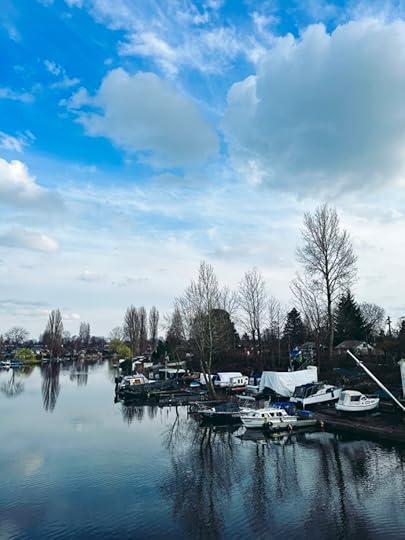 Das Ufer der Billerhuder Insel, Schiffe an den Stegen, noch kahle Bäume.