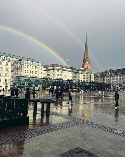 Blick über den Rathausmarkt auf St. Petri bei Regenwetter, am Himmel ein doppelter Regenbogen