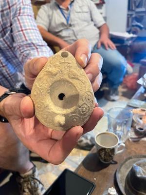 Pinch lamp held by a would-be buyer