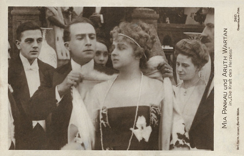 Mia Pankau and Aruth Wartan in Die Kraft des Herzens (1918)