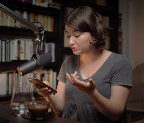 Lena Chilari reading her poetry