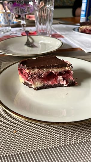 Ein Stück Kuchen im Stil einer Schwarzwälderkischtorte